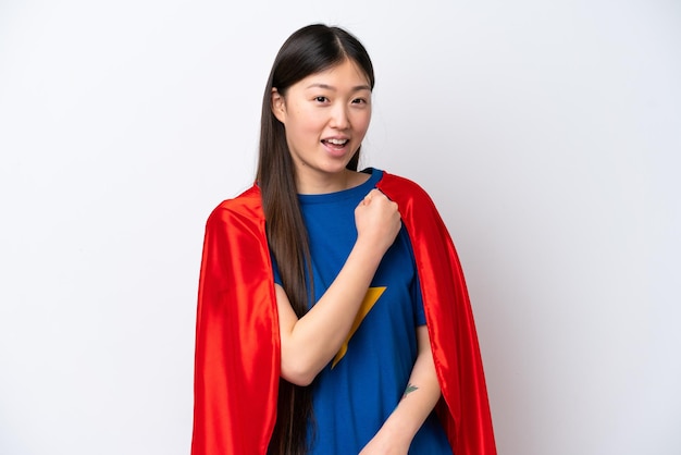Superheld-Chinesin lokalisiert auf weißem Hintergrund, der einen Sieg feiert