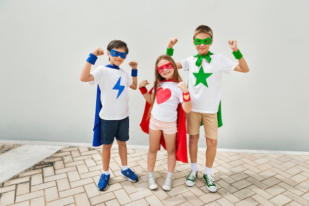 Superheld-Jungen-Mädchen-mutiges Fantasie-Konzept