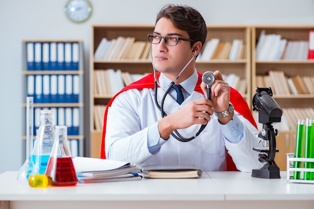 Superhelddoktor, der im Krankenhauslabor arbeitet