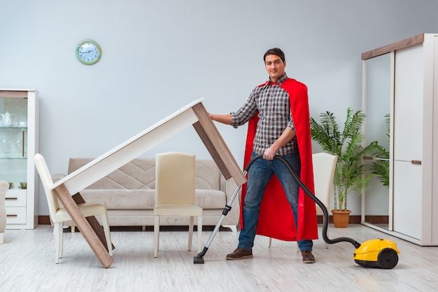 Superheldreiniger, der zu Hause arbeitet