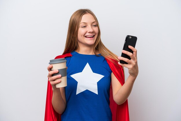 Superhéroe Mujer rusa aislada de fondo blanco sosteniendo café para llevar y un móvil