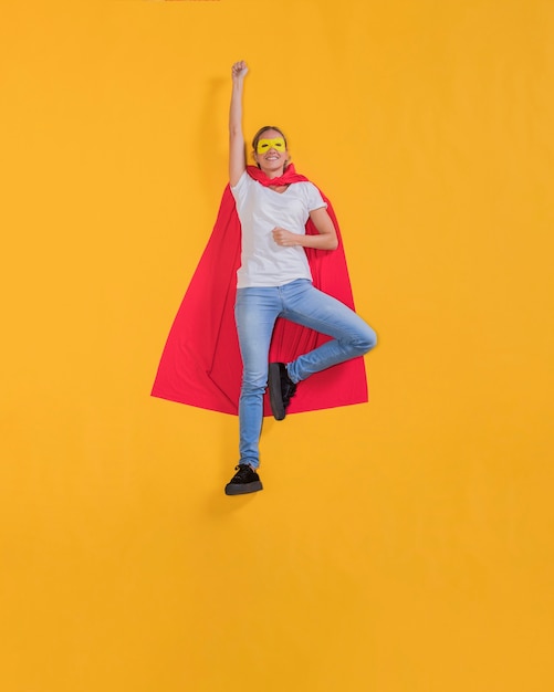 Foto superheroina volando por el cielo