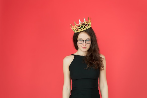 Foto superioridad y excelencia. fondo rojo de la reina de la mujer. corona de desgaste de chica sexy. concepto de gran jefe. ambicioso y exitoso. gloria y triunfo. éxito en los negocios. accesorio de moda de lujo. mi reino.