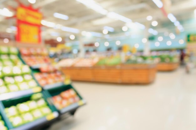 Supermarkt verschwimmt im Hintergrund