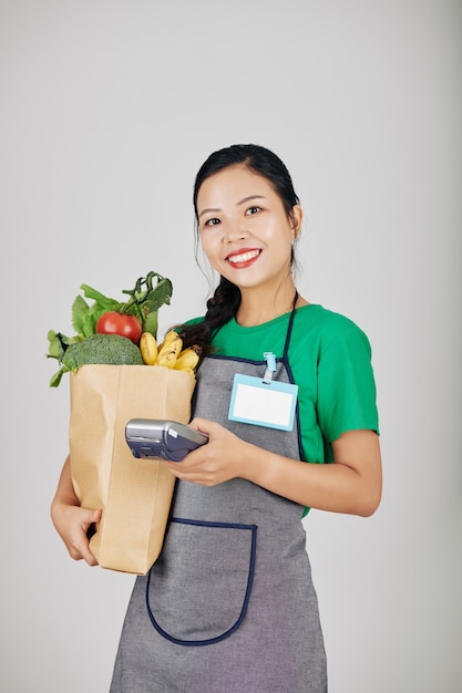 Supermarktarbeiter mit Papierverpackung