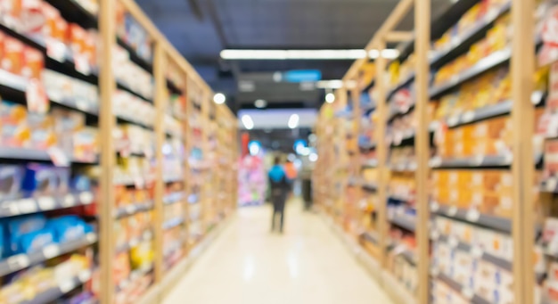 Supermarktgang mit Innenregalen des Produktregals defokussierter unscharfer Hintergrund