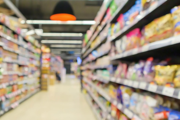 Supermarktgang mit Produktregalen im Innenraum, unscharfer, unscharfer Hintergrund