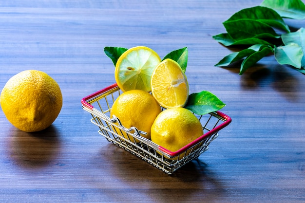 Supermarktkorb mit grünem Blatt und Zitrone