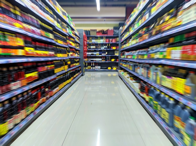 Supermarktregalhintergrund im bewegungsunschärfeeffekt