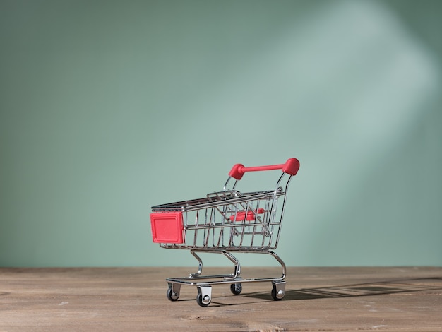 Supermarktwagen auf grünem Hintergrund