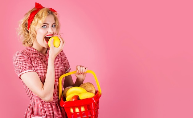 Supermercado chica feliz con cesta de compras mujer en supermercado venta descuento compra espacio de copia