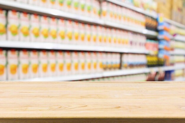 Foto supermercado com bebida de suco de fruta em produto de garrafa nas prateleiras resumo desfocar o fundo