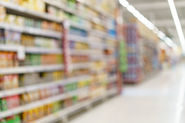 El supermercado empañó el zumo de fruta del fondo en estantes en la tienda de comestibles.