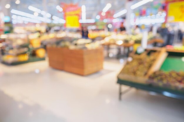 Supermercado con frutas y verduras frescas en los estantes de la tienda fondo de comestibles borroso