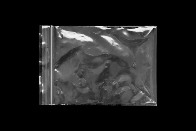 Superposición de bolsa de plástico transparente en blanco sobre fondo negro