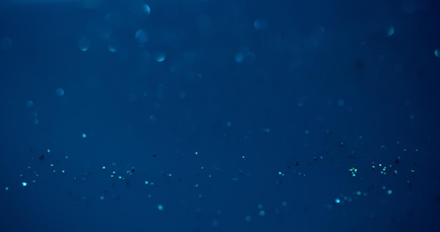Superposición de brillo Bokeh Destellos submarinos Burbujas marinas Color azul desenfocado Motas redondas brillantes Reflejo de luz sobre fondo abstracto oscuro