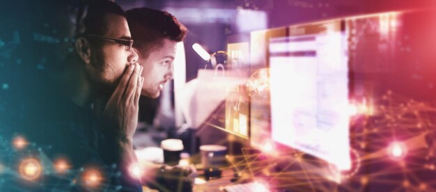 Superposición digital de hologramas y gente de negocios en computadoras que trabajan en bases de datos de software y criptoseguridad de la tecnología de la información y hombres con resumen 3d para la red de programación por la noche