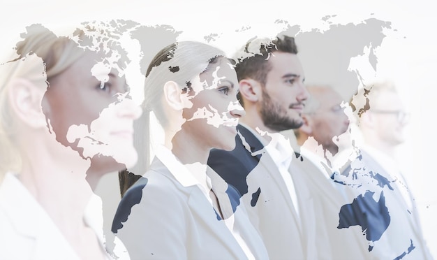 Superposición de mapa del mundo en el retrato de personas de negocios