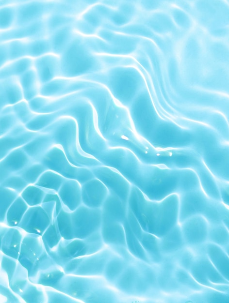 Superposición de ondas de agua natural realista para el fondo reflejo transparente borroso en la textura de agua azul superficial fondo abstracto de moda