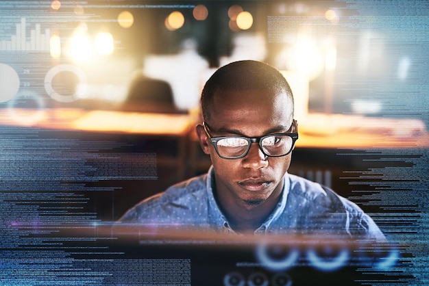 Superposición de software futurista y hombre negro en la computadora para finanzas en línea fintech y análisis de datos Transformación digital doble exposición y hombre de negocios para análisis financiero en pantalla 3d