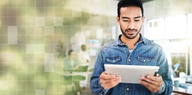 Superposición de tabletas y empresario escribiendo en un espacio de maquetas trabajando para el crecimiento financiero de inicio en un sitio web o Internet Tecnología seria y empleados que planean una propuesta digital y financiera