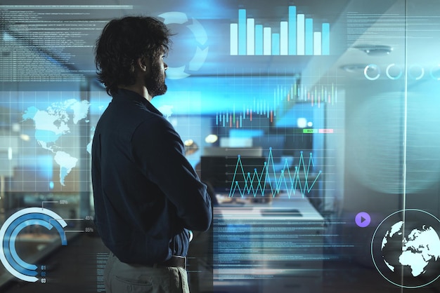 Supervisar el hombre de negocios de hologramas y el análisis de datos de tecnología de la información o la creación de redes globales de gráficos y tablas