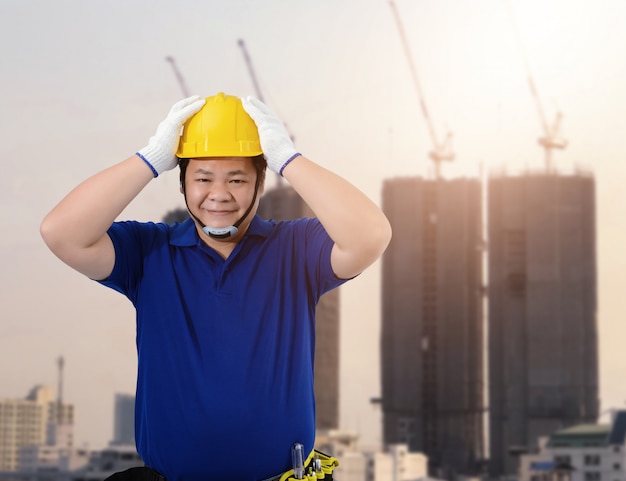 Foto supervisor de construcción masculino o trabajador con equipo de protección