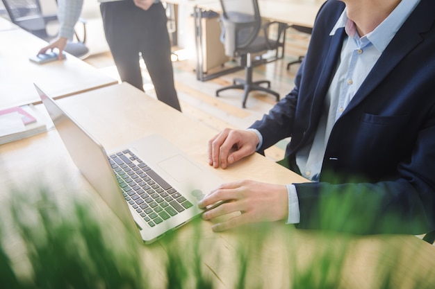 Supervisor controla o empregado de trabalho