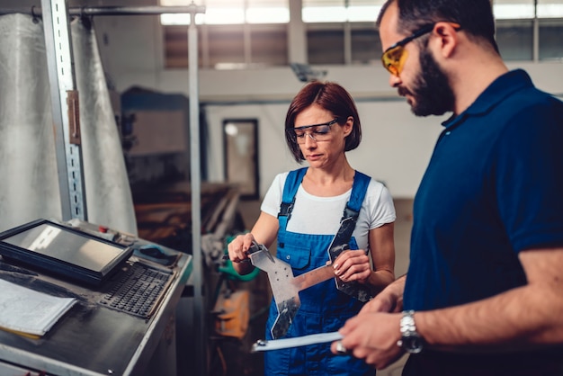 Supervisor feminino medição cortado produto na máquina CNC