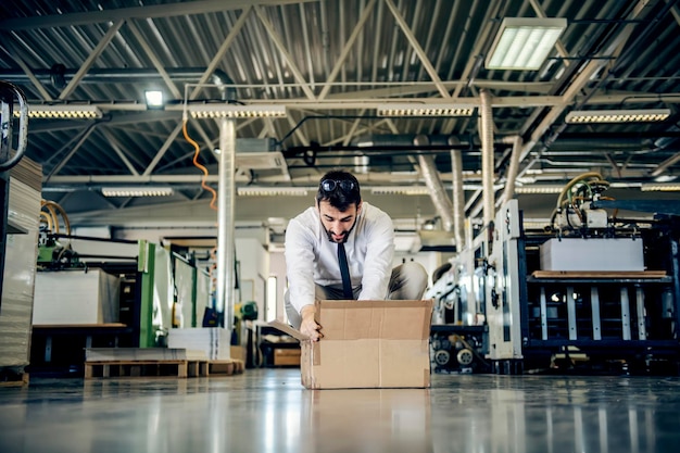 Un supervisor revisando el pedido en caja para el cliente en la imprenta