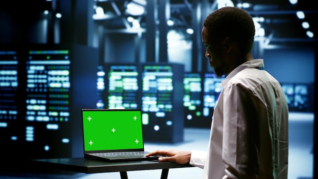 Supervisor usando una computadora portátil de pantalla verde