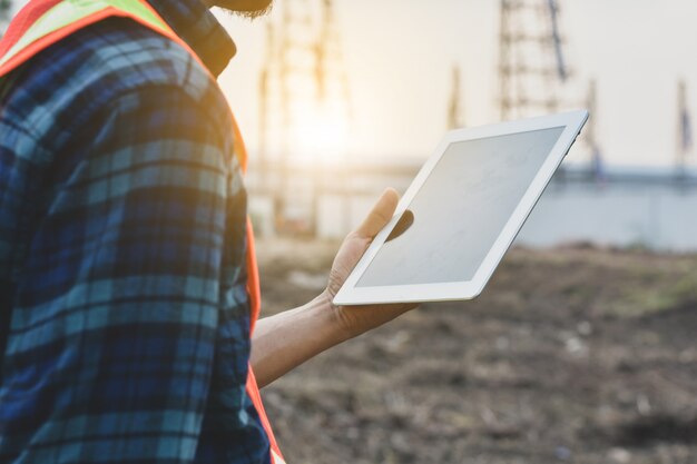 Supervisor verwendet Tablet-Checking-Inspektionsprojekt Bauprojektentwicklung