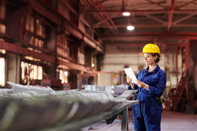 Supervisora femenina en la fábrica