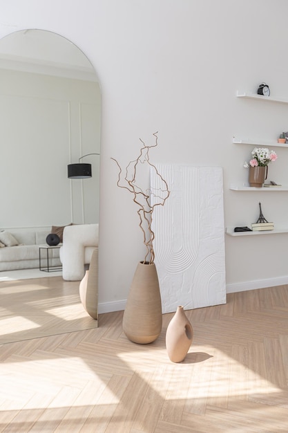 Superweißes, schlichtes, sauberes und stilvolles Interieur mit modernen Möbeln in Nude-Farben und kontrastierenden schwarzen Elementen, luxuriöses Design eines großen, hellen Wohnzimmers