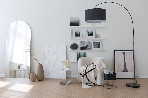 Superweißes, schlichtes, sauberes und stilvolles interieur mit modernen möbeln in nude-farben und kontrastierenden schwarzen elementen, luxuriöses design eines großen, hellen wohnzimmers