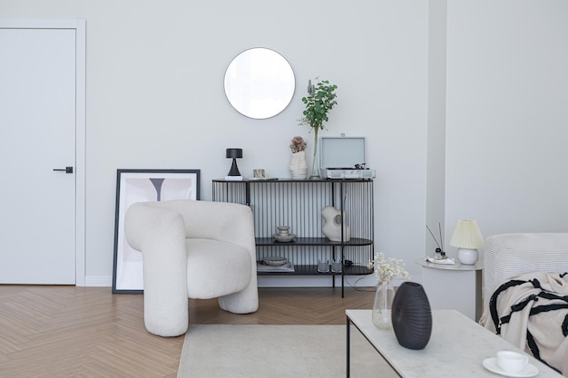 Superweißes, schlichtes, sauberes und stilvolles Interieur mit modernen Möbeln in Nude-Farben und kontrastierenden schwarzen Elementen, luxuriöses Design eines großen, hellen Wohnzimmers