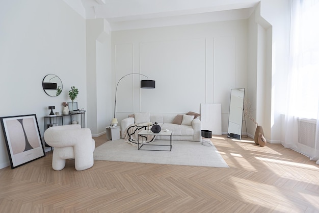 Superweißes, schlichtes, sauberes und stilvolles Interieur mit modernen Möbeln in Nude-Farben und kontrastierenden schwarzen Elementen, luxuriöses Design eines großen, hellen Wohnzimmers