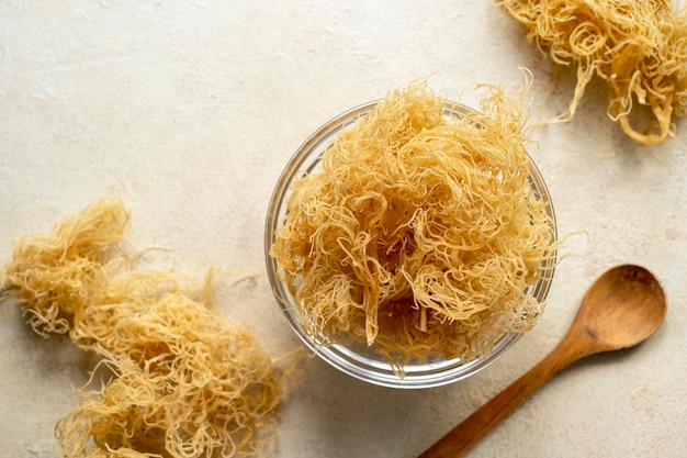 Suplemento alimenticio saludable Golden Dry Sea Moss rico en minerales y vitaminas utilizados para la nutrición y la salud