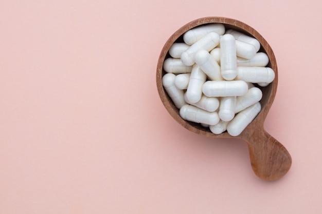 Suplemento de pílula homeopática. Medicina alternativa. Cápsulas de vitaminas.