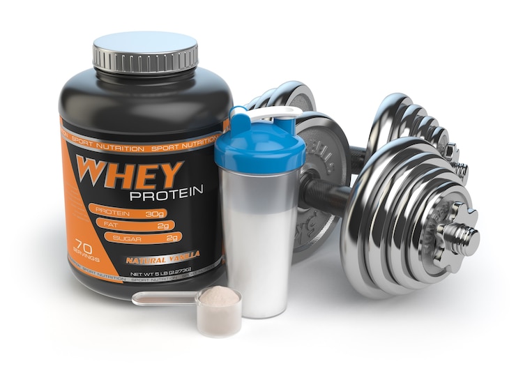 Foto suplementos de culturismo deportivo o nutrición. fitness o concepto de estilo de vida saludable. proteína de suero con mancuernas y coctelera. ilustración 3d