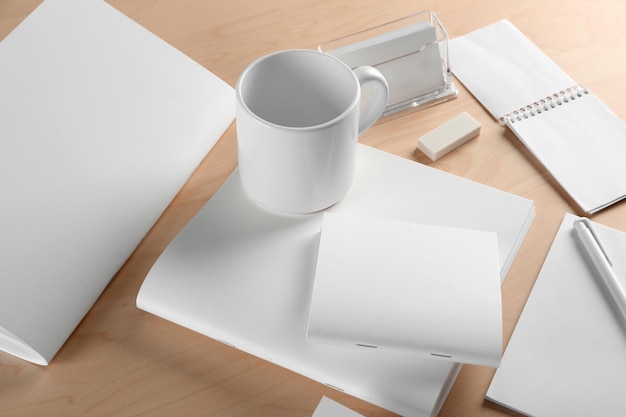 Suplementos de escritório em branco sobre fundo de madeira