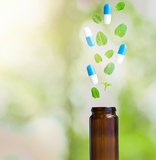 Suplementos de hierbas naturales y frasco de pastillas. concepto de medicina natural