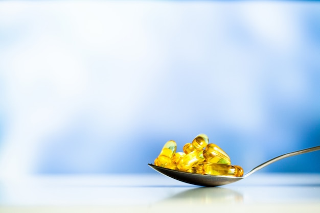 Suplementos de vitaminas, aceite de pescado en cápsulas amarillas omega 3.