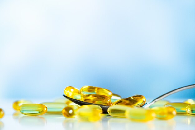 Suplementos de vitaminas, aceite de pescado en cápsulas amarillas omega 3.