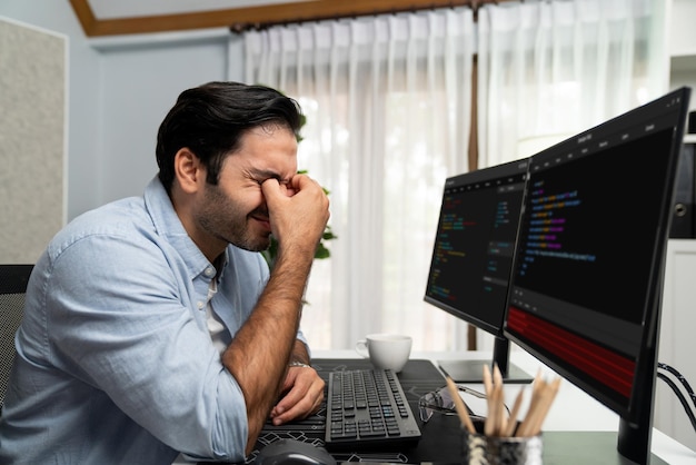 Supongo que el desarrollador tiene fatiga visual por trabajar demasiado en el desarrollo en la computadora.