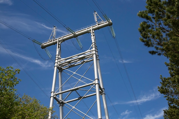 Suporta linhas de alta tensão. Produção e transmissão de eletricidade.