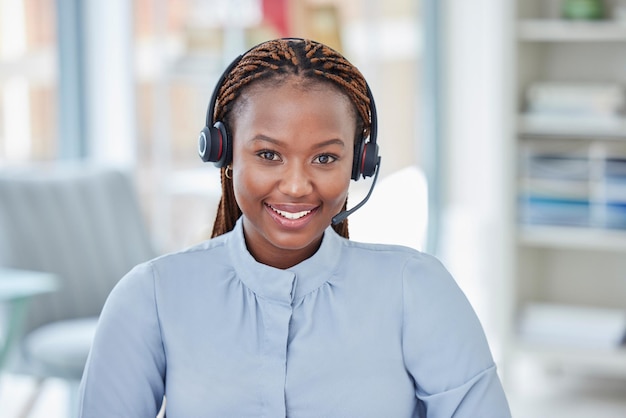 Suporte ao cliente de telemarketing e retrato de consultora feminina trabalhando com comunicação crm Recepcionista de call center e agente africana em uma consulta on-line com cliente no local de trabalho