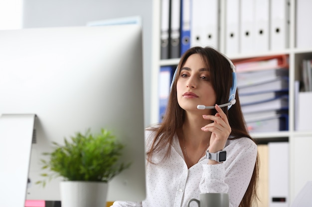 Suporte ao cliente feminino atraente