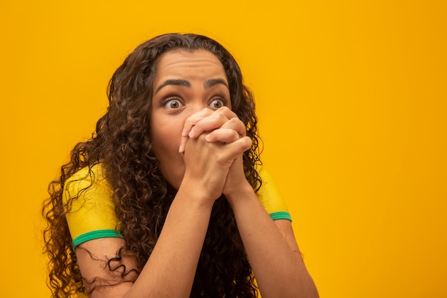 Suporte brasileiro da jovem mulher bonita com cabelo encaracolado.