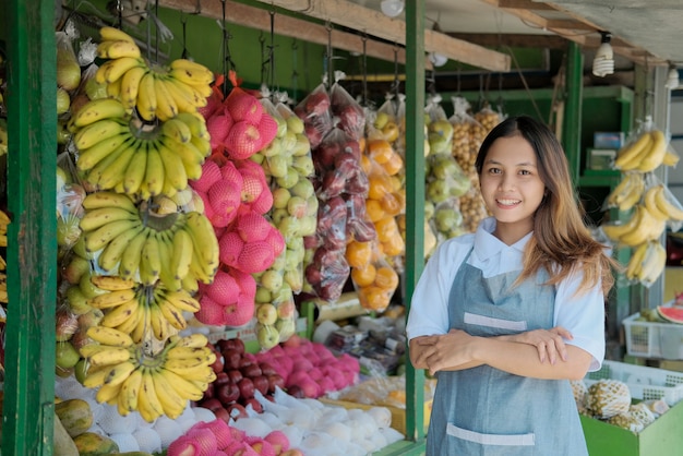 Suporte de barraca feminino no mercado de frutas frescas dos fazendeiros